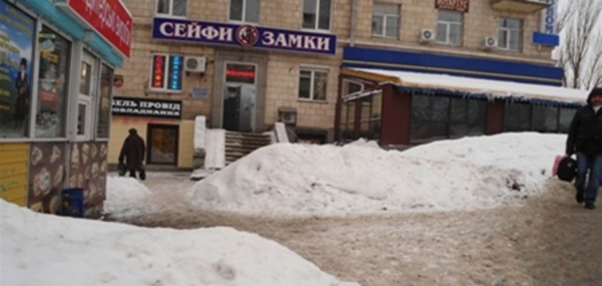 Киев срочно спасают от снега и льда