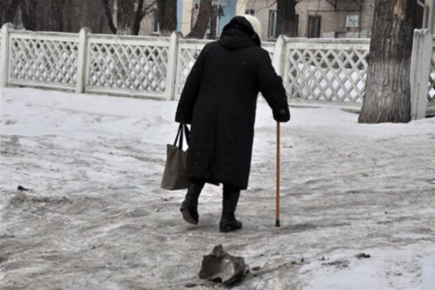 Азаров распорядился убрать лед. Видео