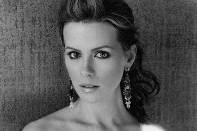 Перепуганная, но красивая Кейт Бекинсейл