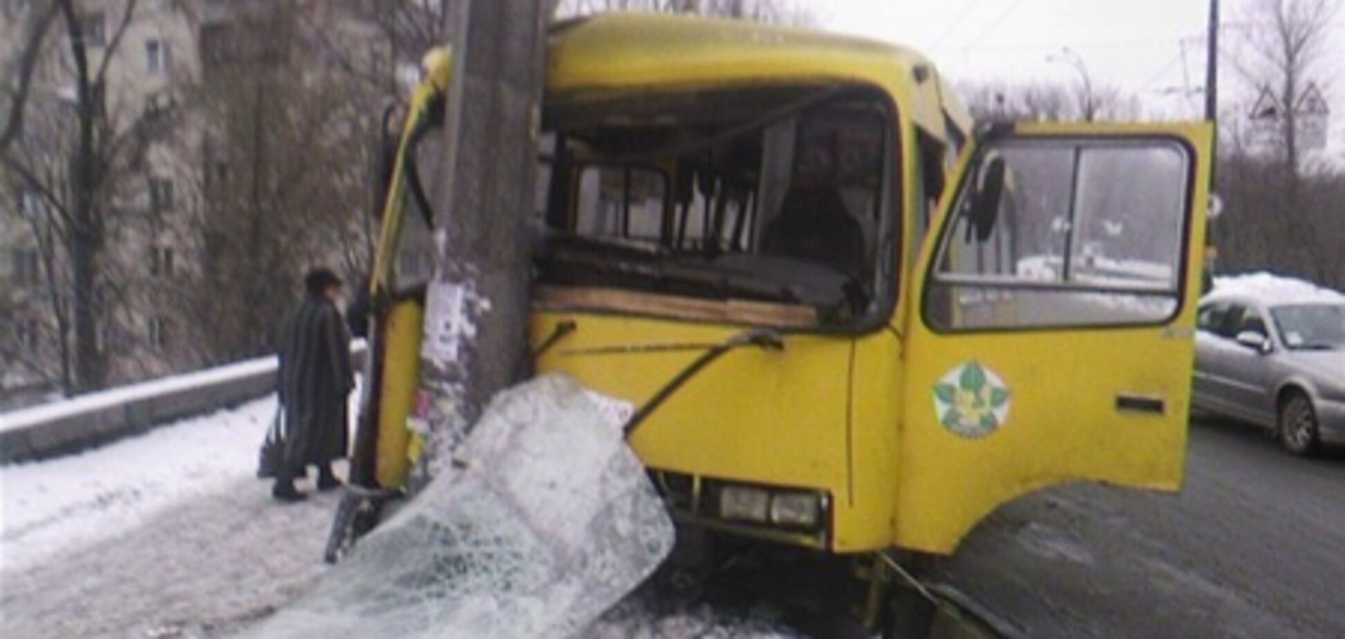 В Киеве о столб разбилась маршрутка 'Богдан''. Фото, видео