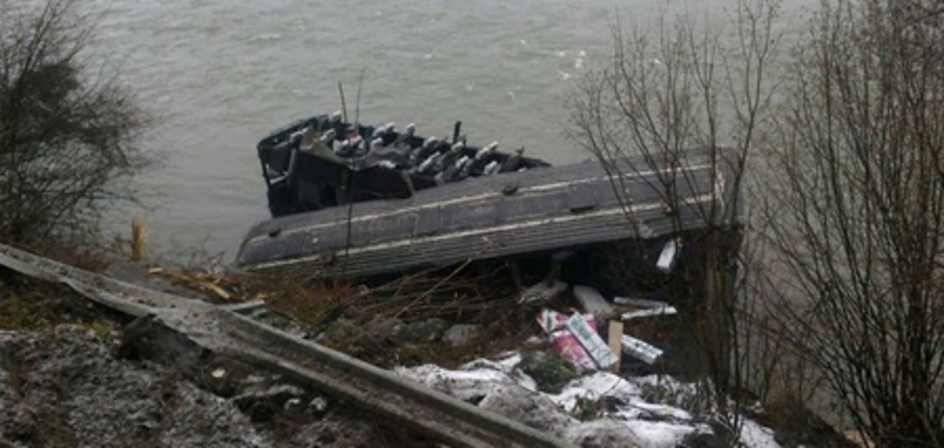 На Закарпатье автобус с пассажирами слетел в реку. Фото, Видео