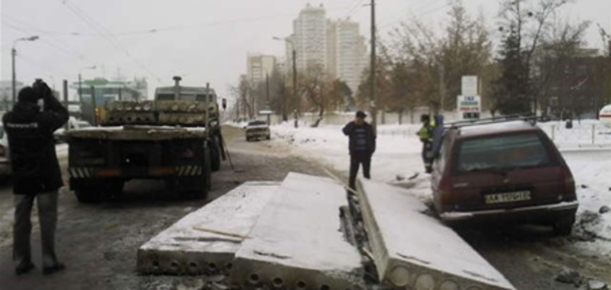 В Киеве бетонные плиты упали с фуры на легковушку. Фото
