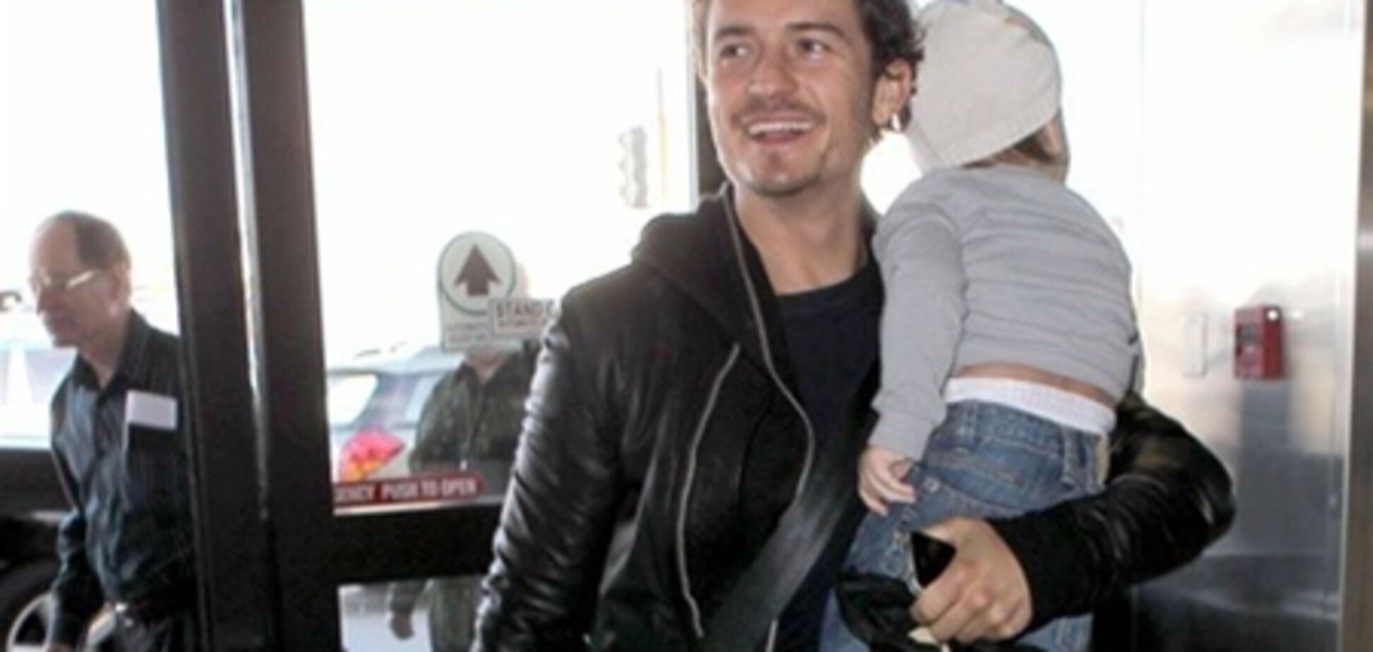 Блум и Керр покидают Лос-Анджелес с Флином. Фото