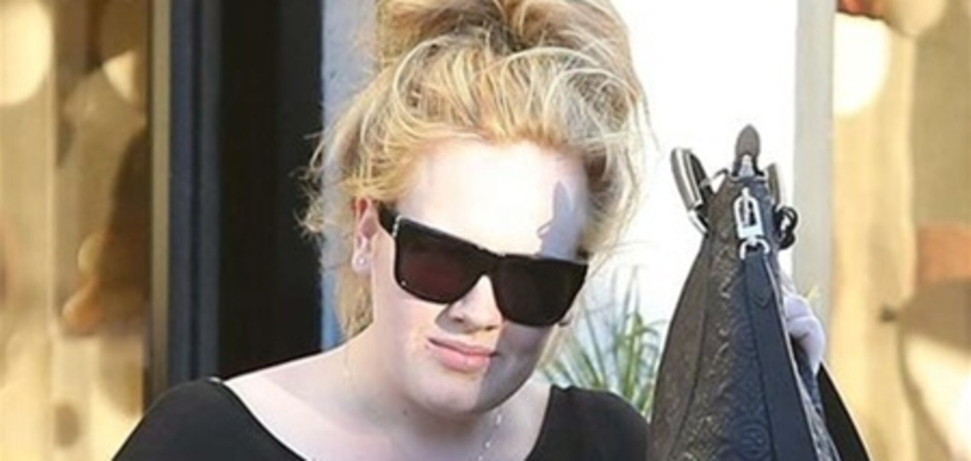 Адель носит кулон с именем сына? Фото