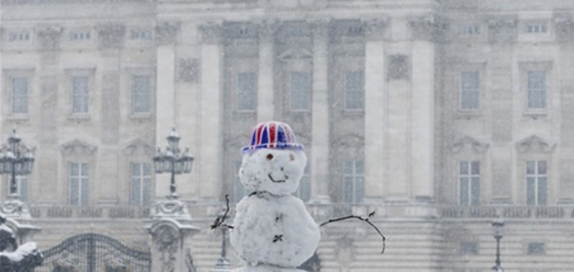 Британцы лепят снеговиков, спасая страну от наводнения