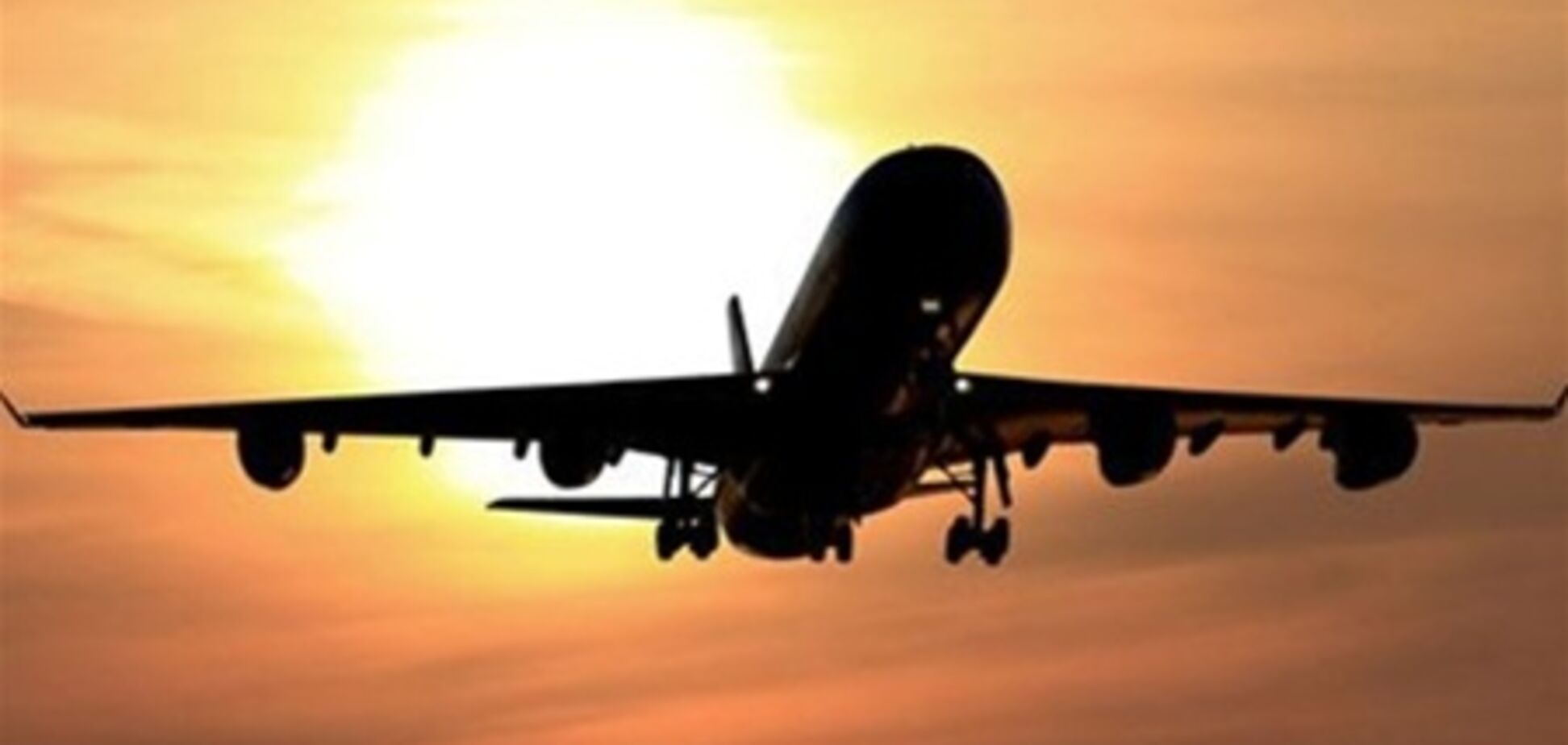 Турецкий самолет успешно приземлился с горящим после попадания молнии двигателем. Видео