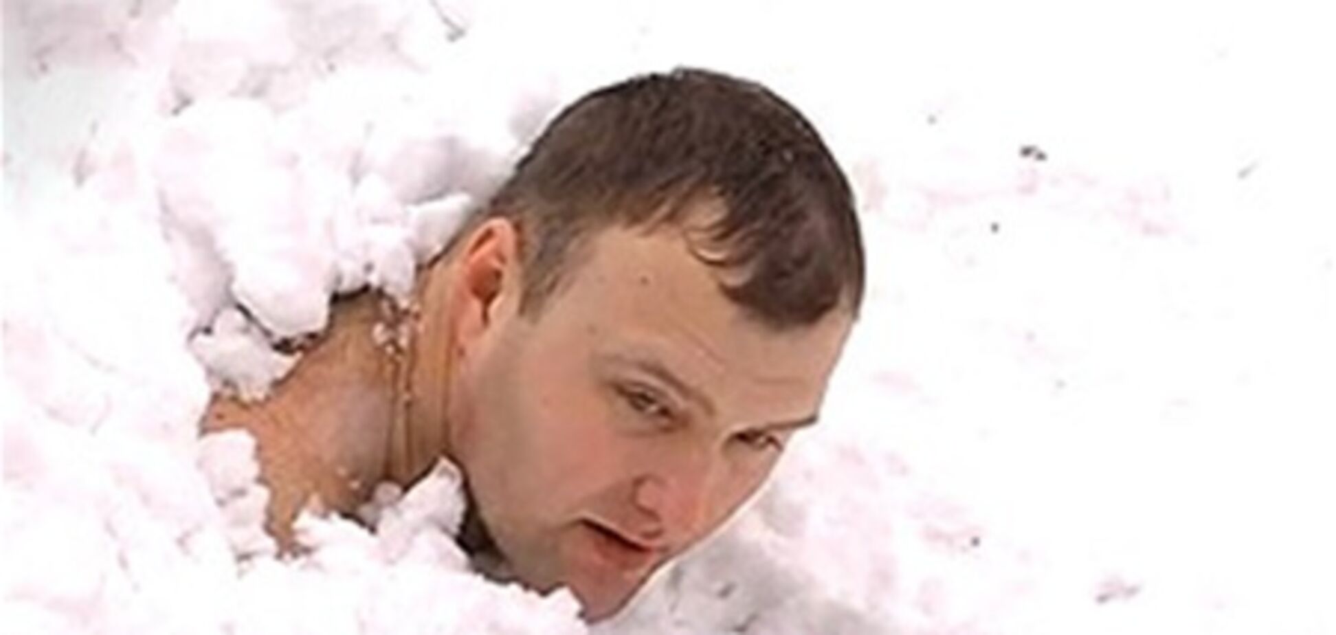 Украинец побил мировой рекорд лежания голым в сугробе
