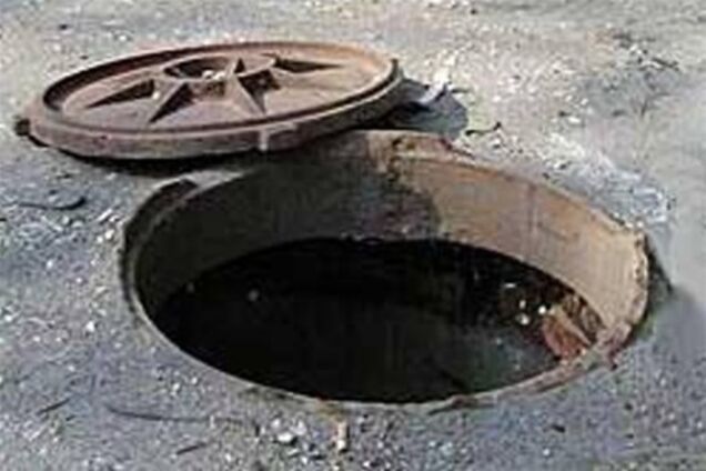 На Николаевщине девочка на санках упала в канализацию