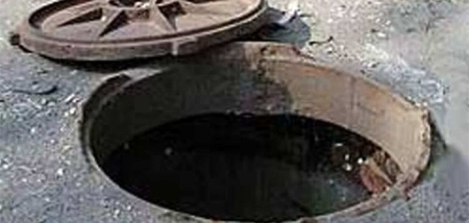 На Николаевщине девочка на санках упала в канализацию
