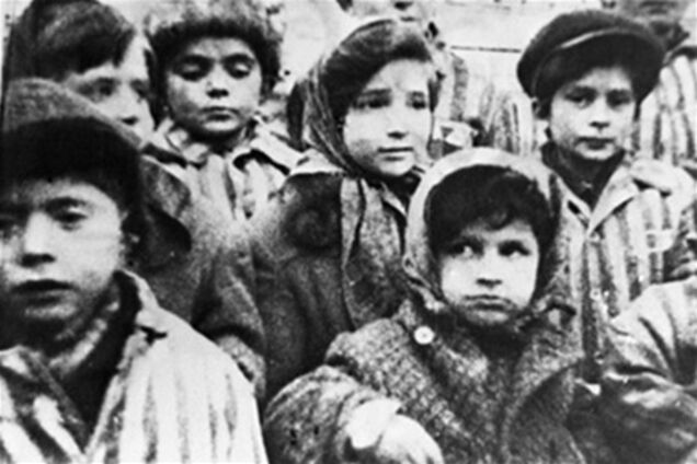 Світ згадує жертв Голокосту