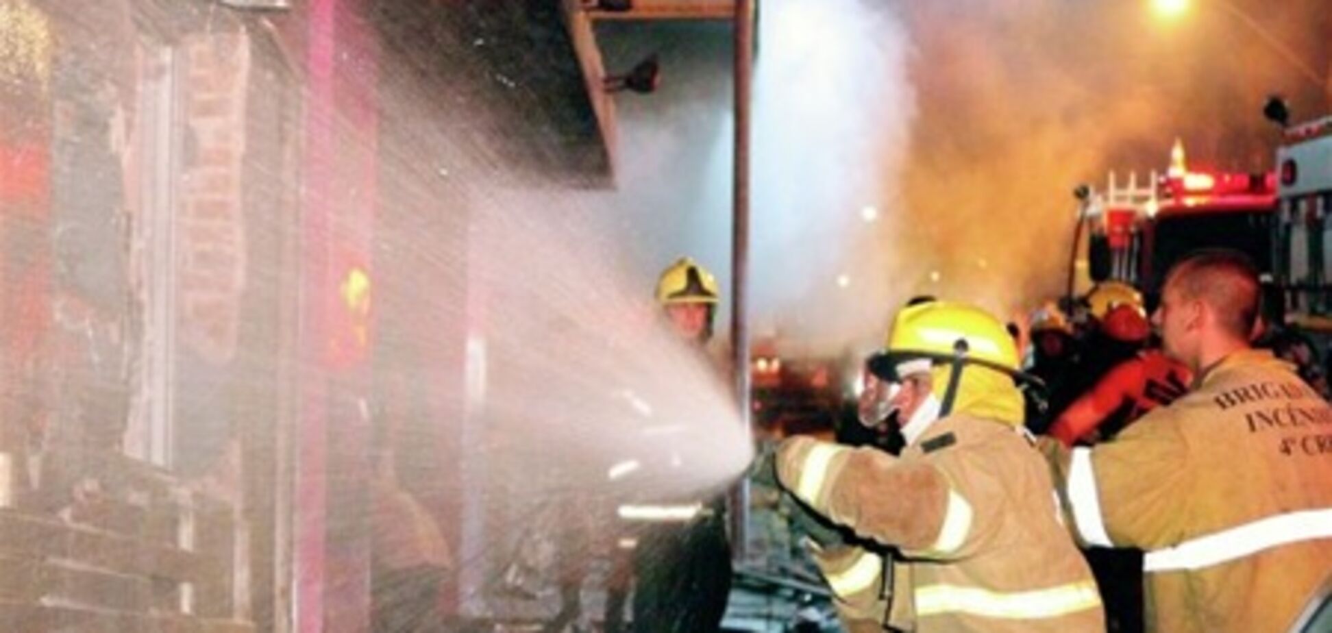 Охрана горевшего в Бразилии клуба не выпускала посетителей - свидетели