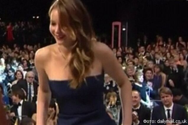 Dior 'подсунул' Лоуренс бракованное платье. Фото