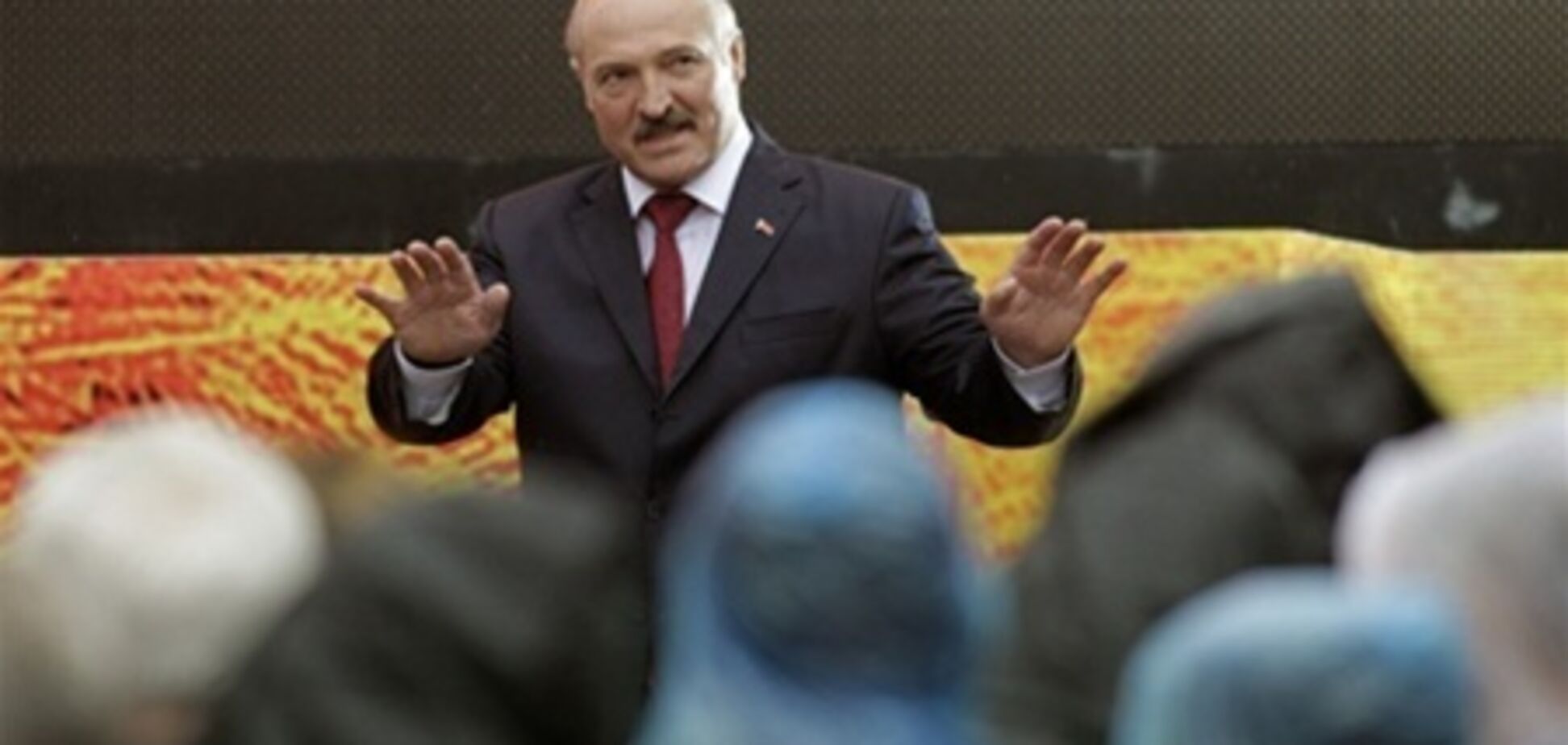 Лукашенко заборонив медикам скаржитися на зарплату