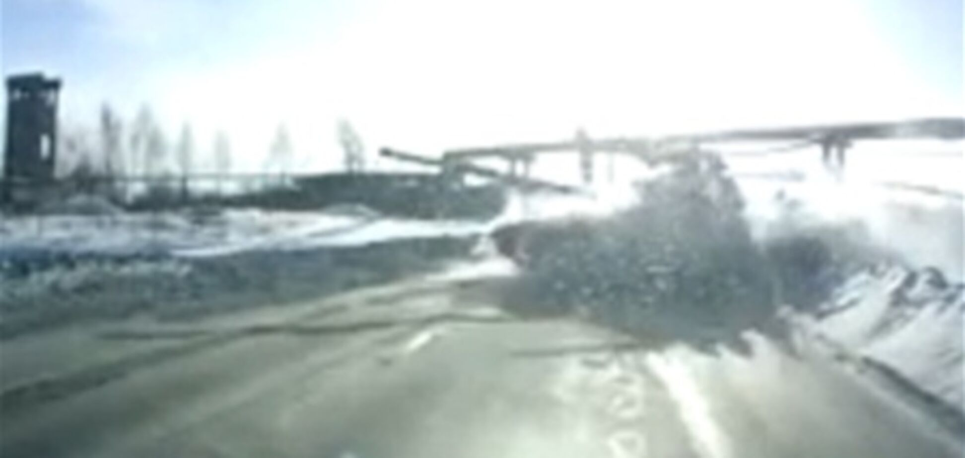В России на оживленный перекресток выскочил танк. Видео