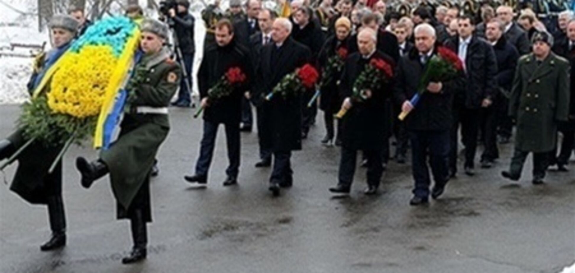 Делегация во главе с Азаровым посетила Аскольдову могилу