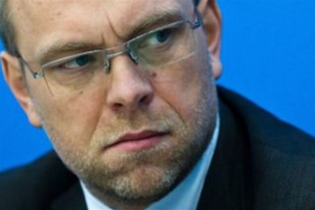 Власенко не пускає дочку за кордон - Окунська