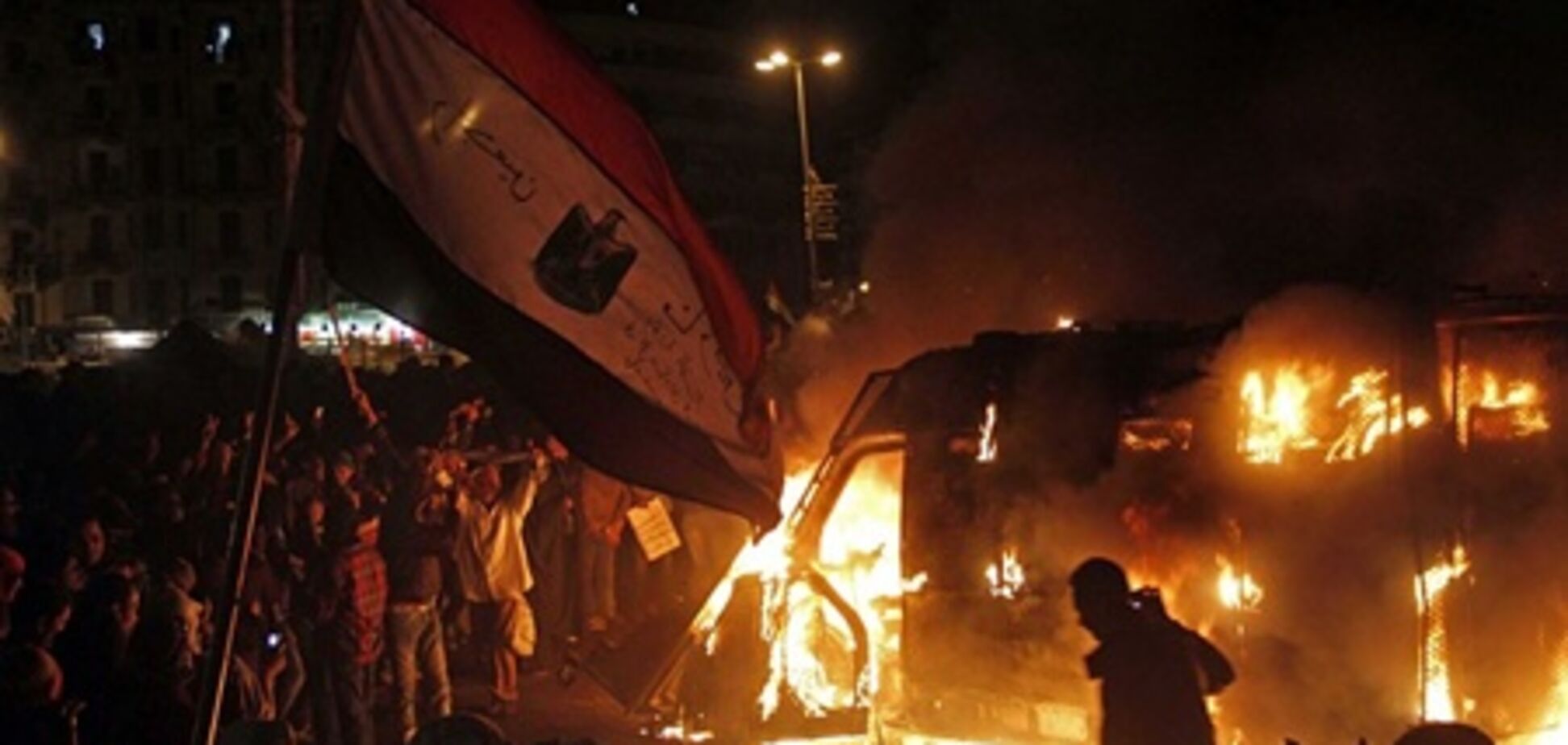В центре Каира протестующие подожгли фешенебельный отель