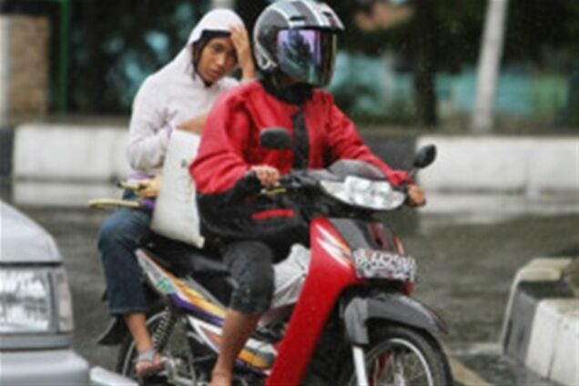 Индонезийским женщинам запретили сидеть на мотоциклах 'по-мужски'