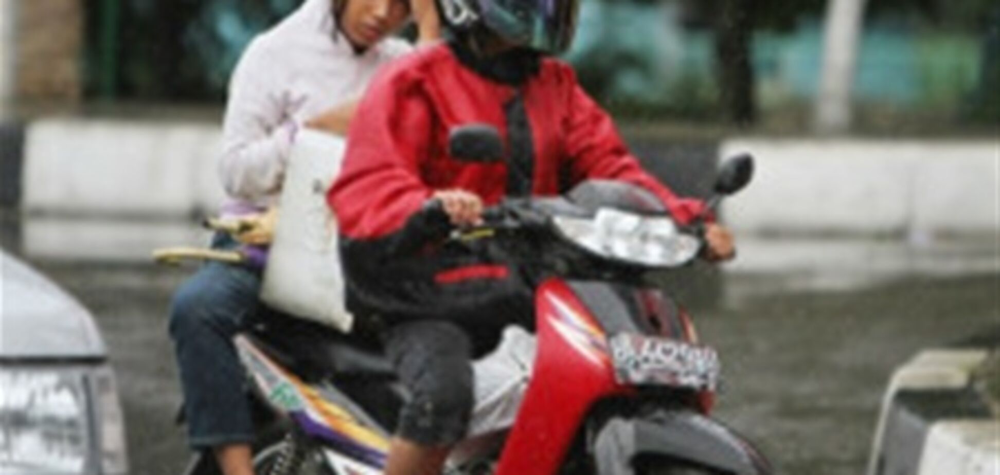 Индонезийским женщинам запретили сидеть на мотоциклах 'по-мужски'