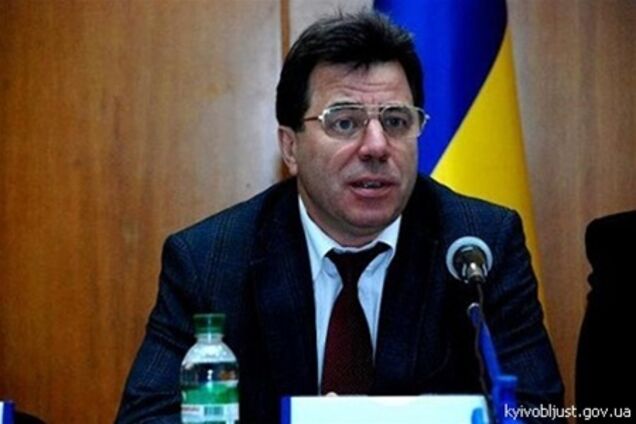 Азаров просит Януковича уволить главу Укргосреестра