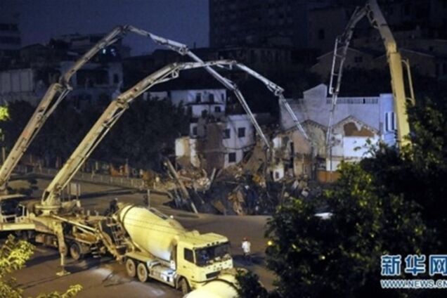 В Китае четыре жилых дома провалились под землю. Видео