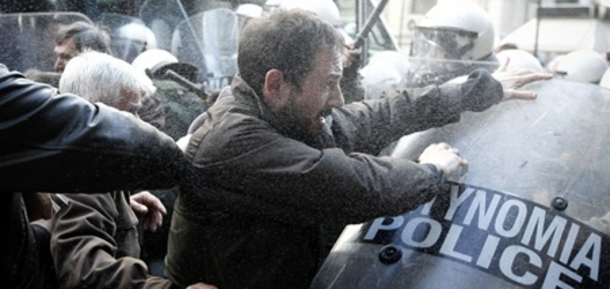 У Греції протестувальники штурмували офіс міністра праці. Відео