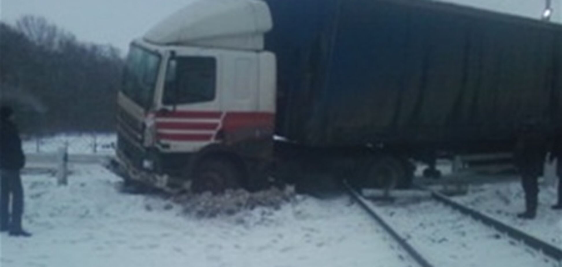 Попавшая в ДТП фура заблокировала движение на Черкасчине. Фото