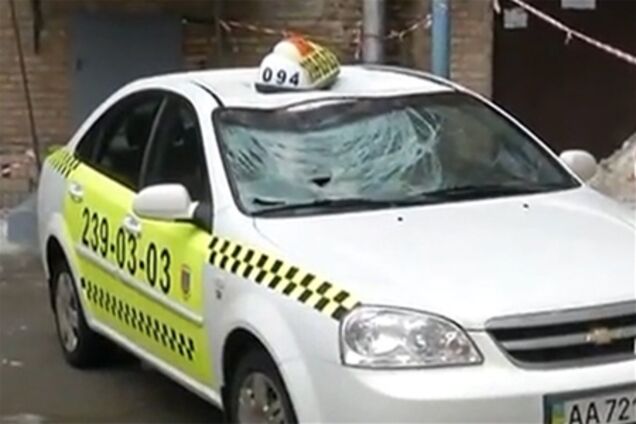 Ледяная глыба разбила такси в Киеве. Видео