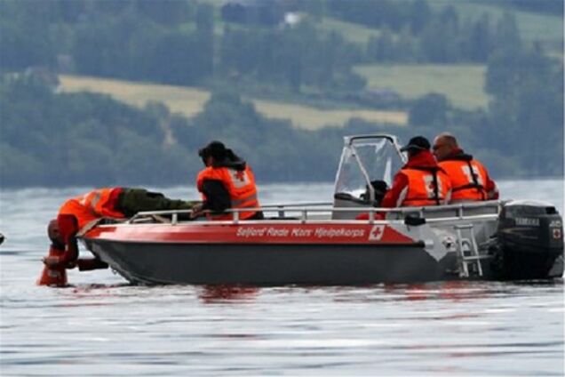 В Індонезії розбився катер з 17 пасажирами на борту