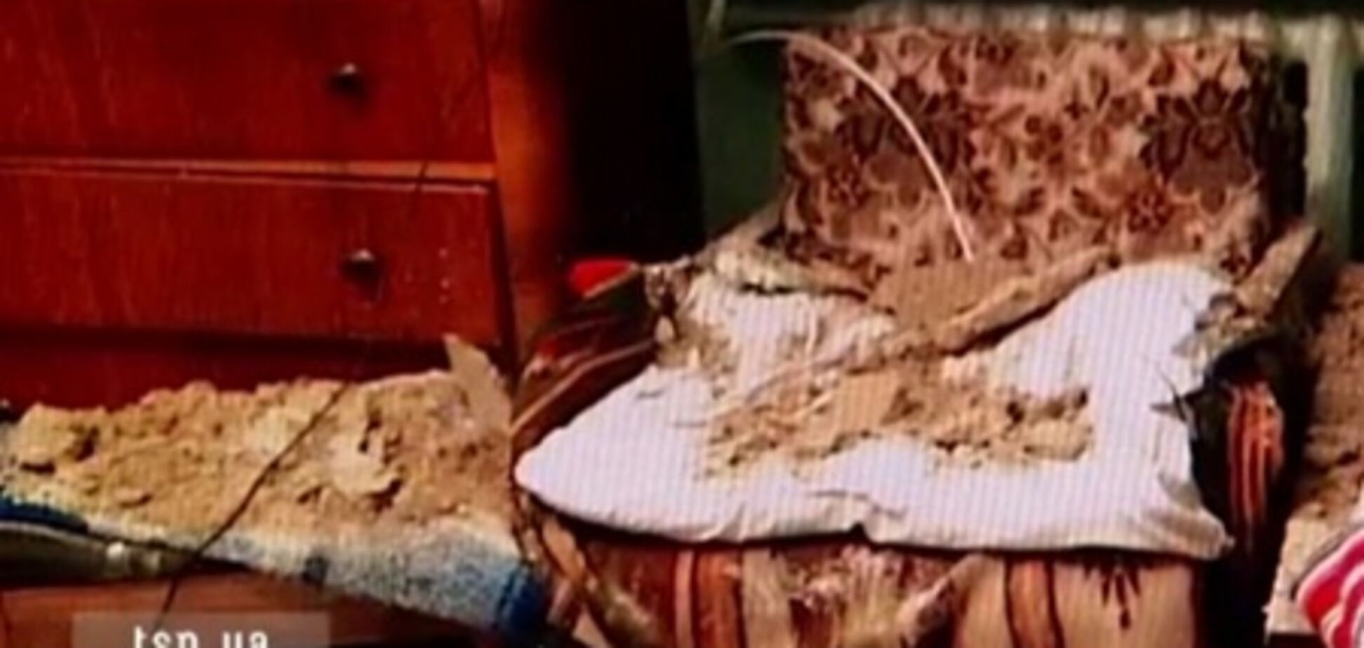 Обвалившийся в квартире Киева потолок чуть не убил пенсионерку