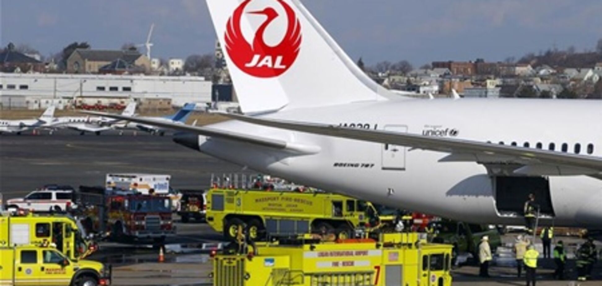 В аэропорту Бостона загорелся Boeing-787. Видео