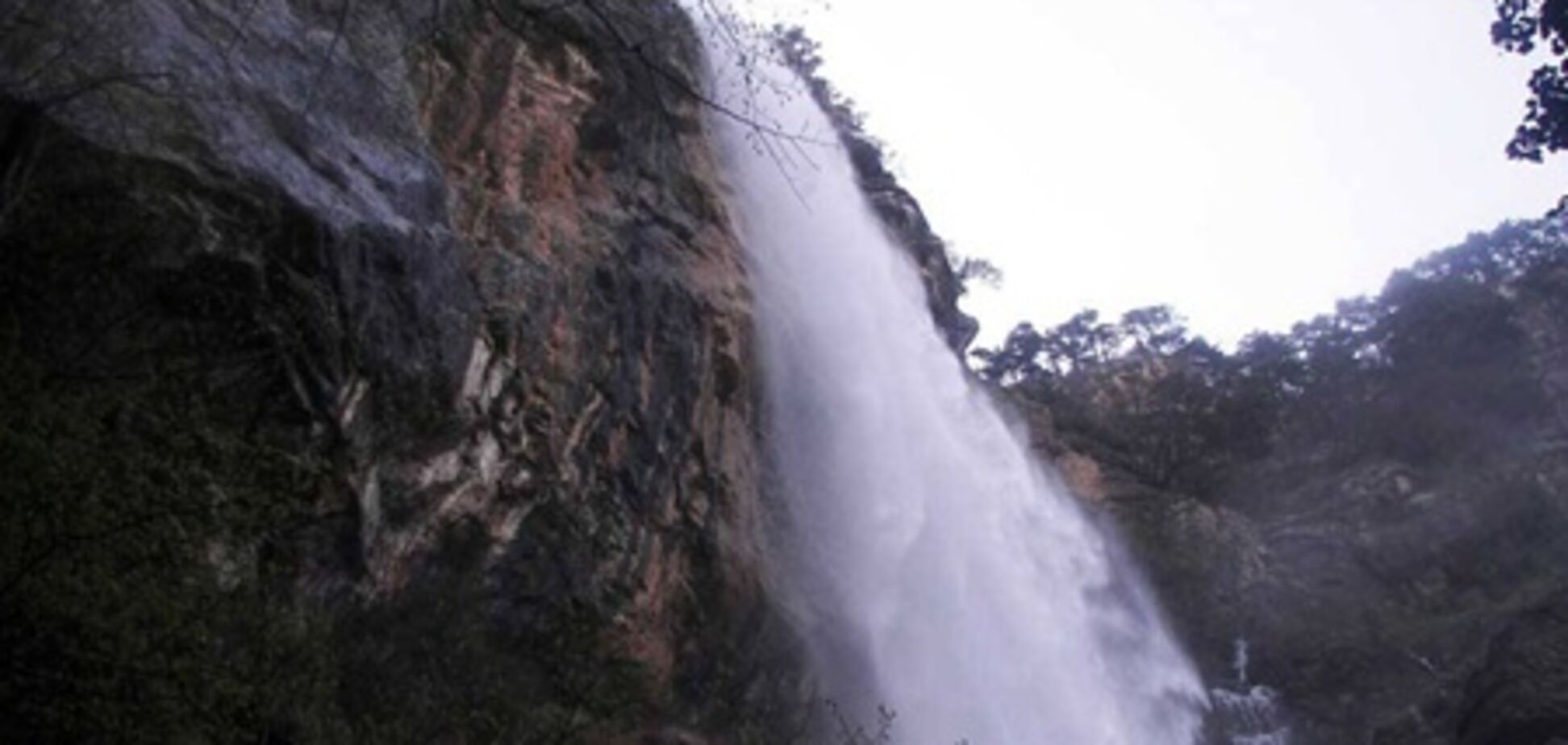 В Крыму турист упал с 55-метрового водопада и остался жив