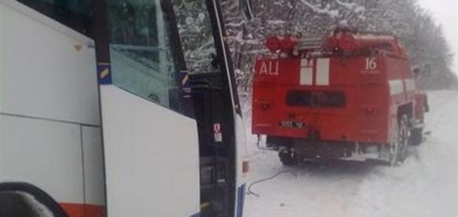 На Хмельнитчине спасатели из снега освободили автобус и 5 автомобилей
