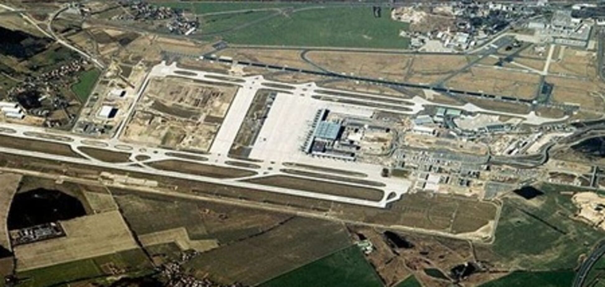 Открытия нового аэропорта Берлина ждать еще более года