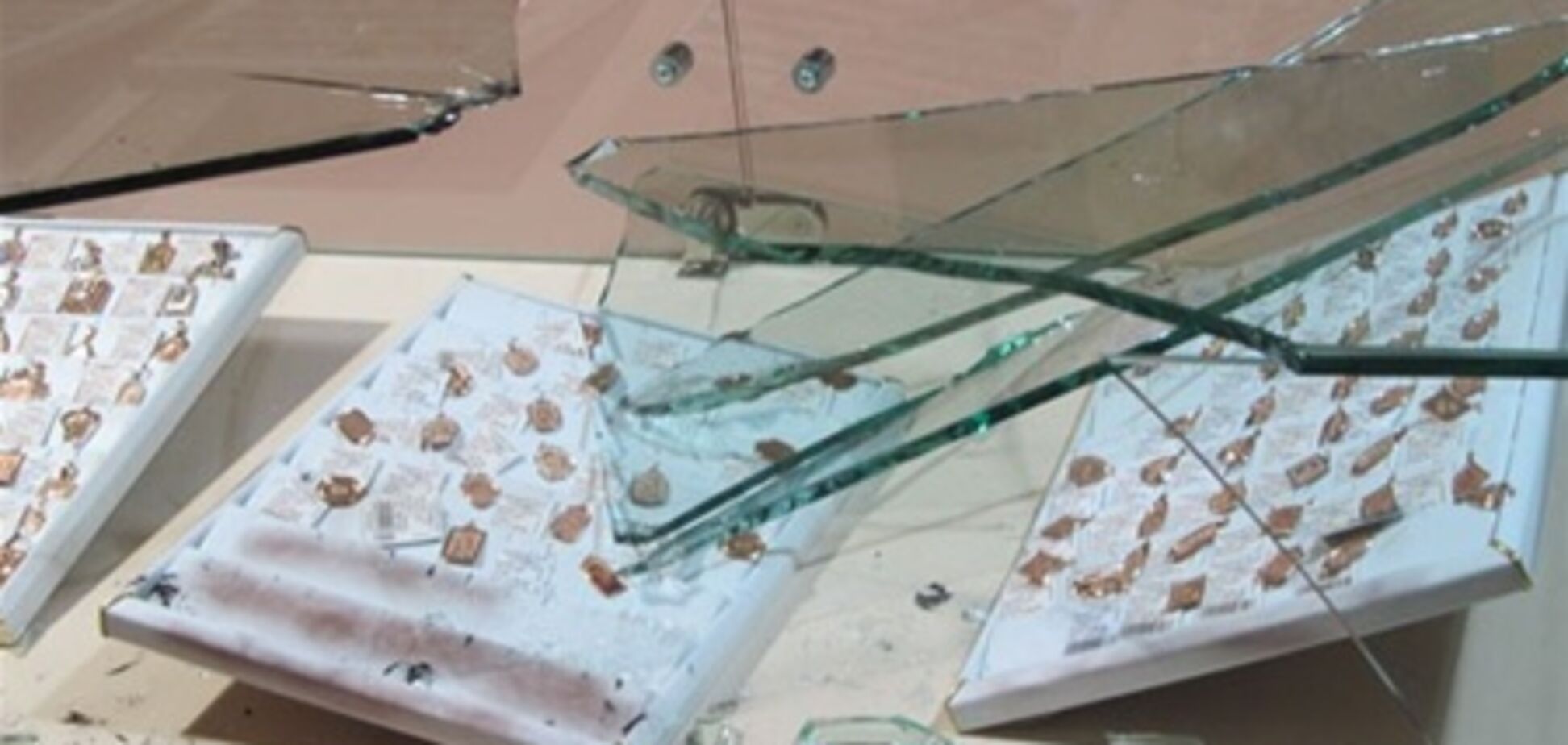 На Луганщине продавец мобильных отбил атаку грабителей на ювелирный
