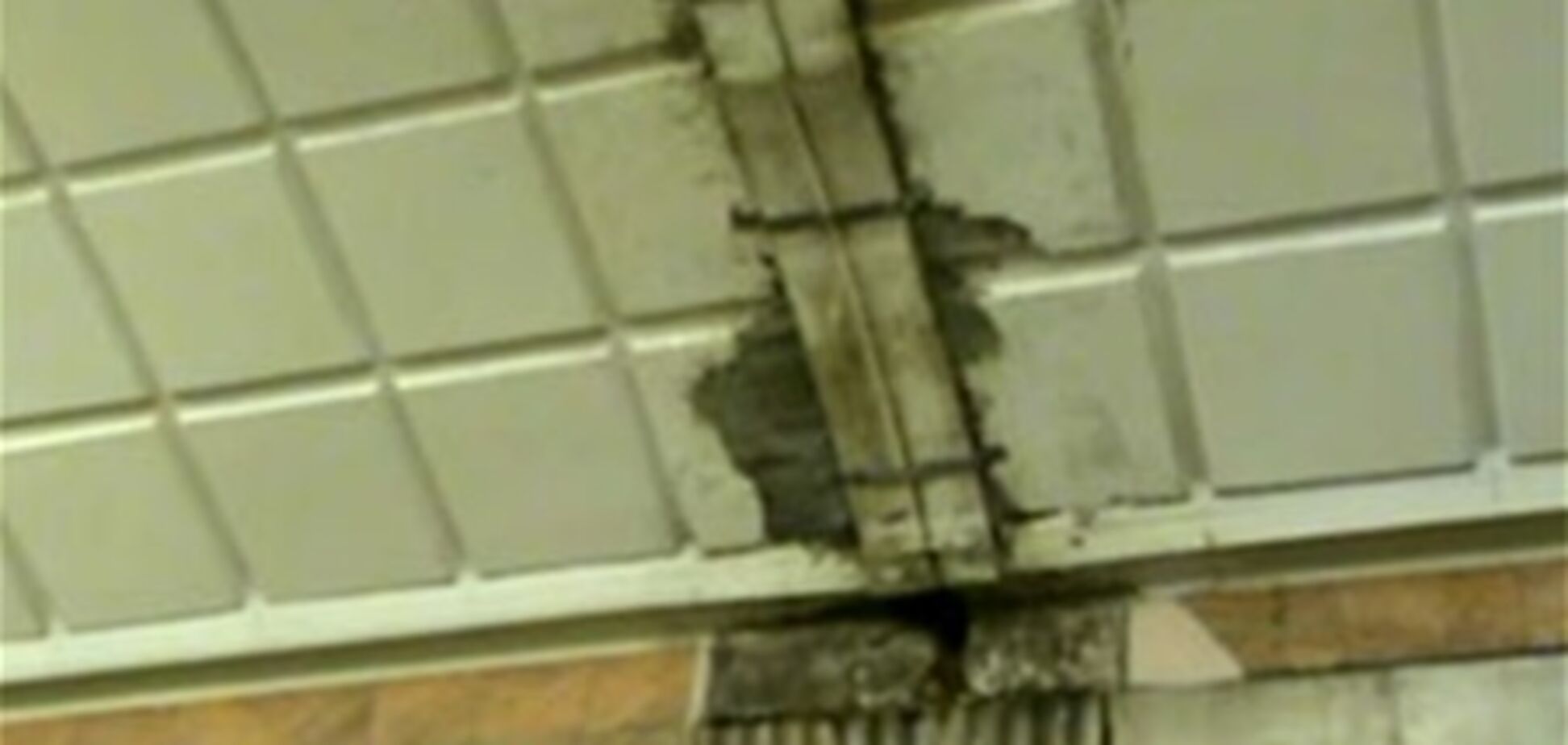 На одной из станций метро Москвы появилась страшная трещина