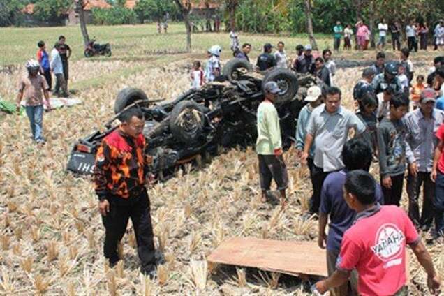 В Індонезії в результаті зіткнення потяга з мікроавтобусом загинули 13 людей