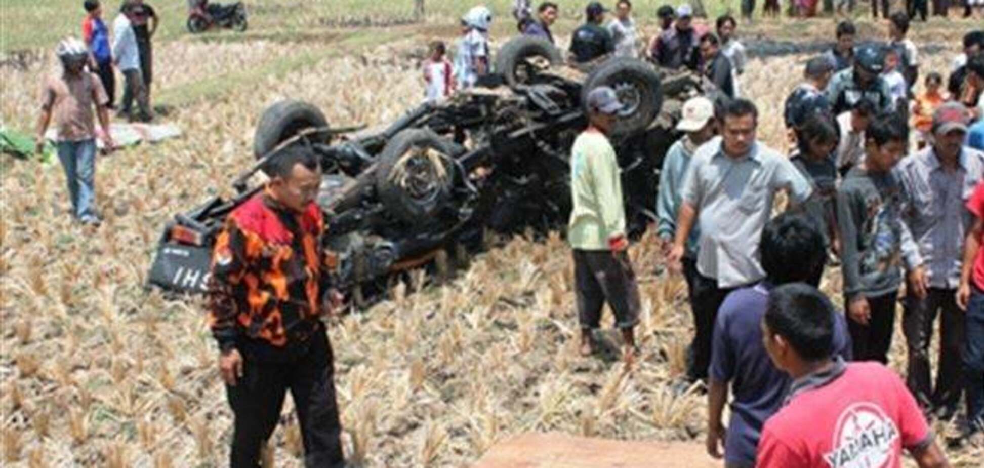 В Индонезии в результате столкновения поезда с микроавтобусом погибли 13 человек