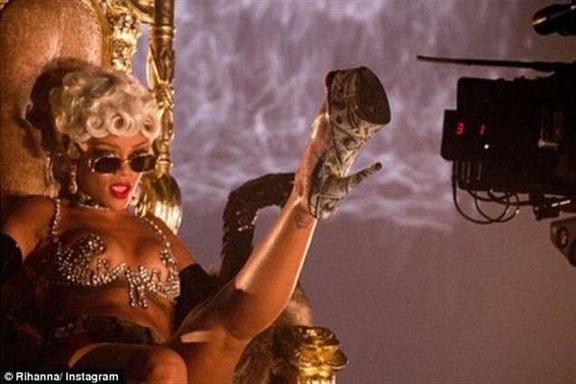 Рианна похвасталась ярким лифом для Pour It Up