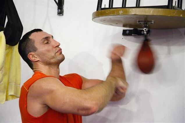 Кличко продемонстрировал мощь и силу удара. Видео