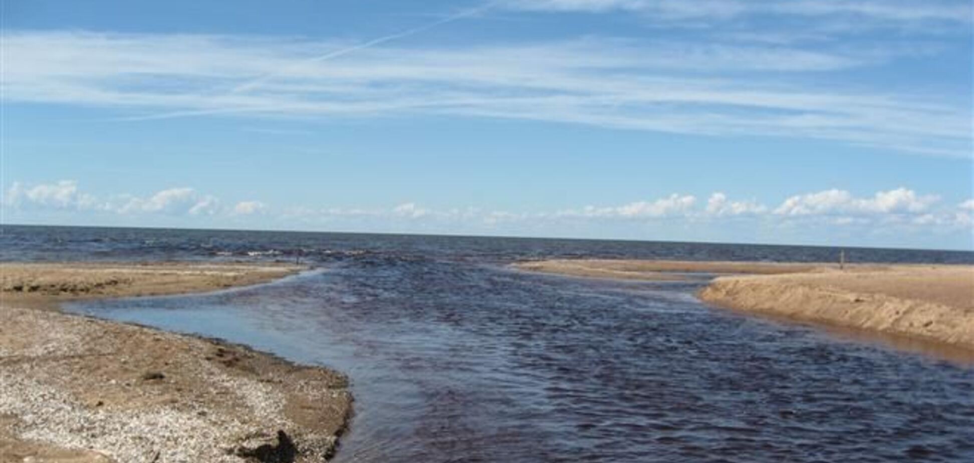В Эстонии в результате утечки с судна в Чудское озеро попало 1,4 тыс. литров топлива