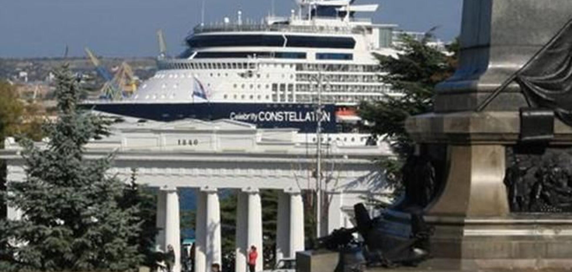 Величезний лайнер довжиною 300 м не зміг причалити до берега в Севастополі