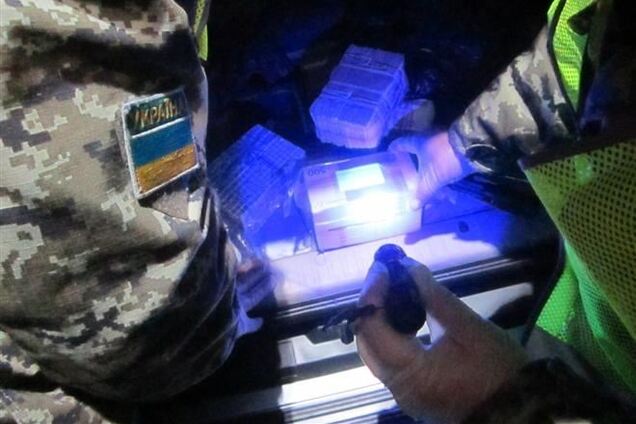 Валюту на 46 млн грн пограничники вытащили из бака авто россиянина на Харьковщине