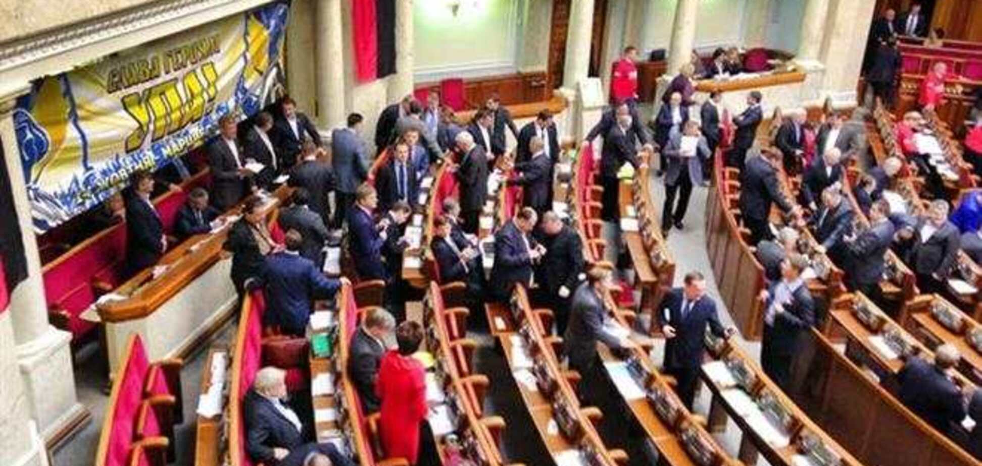 ПР покинула сессионный зал Рады из-за флага УПА