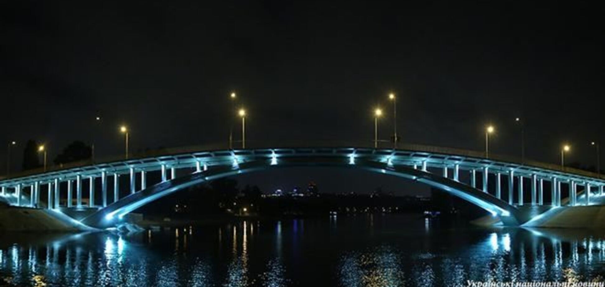 Венецианский мост по вечерам 'посинеет'