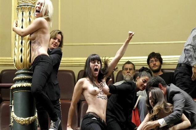 З FEMENісткамі, які показали груди в парламенті Іспанії, розбереться суд
