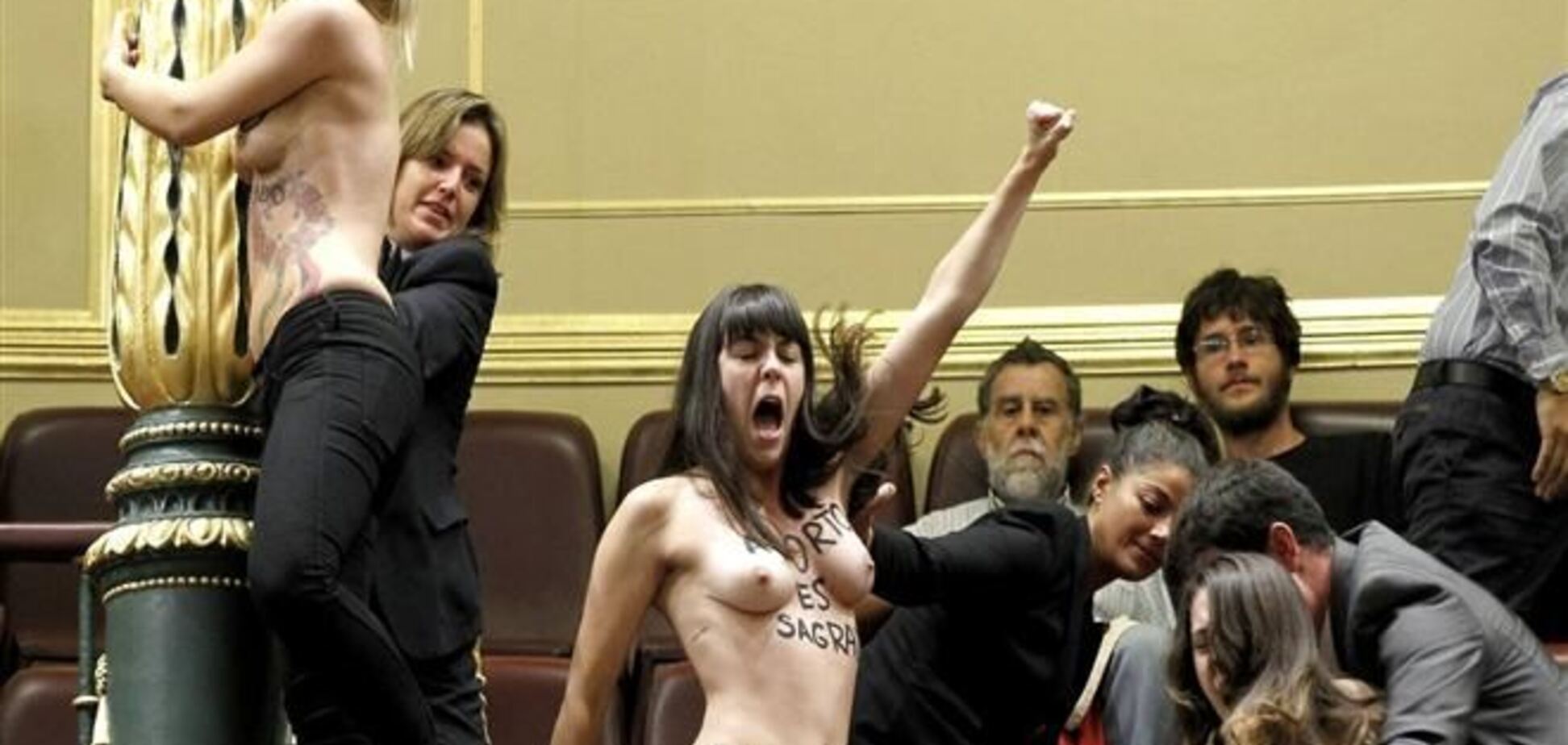 С FEMENистками, показавшими грудь в парламенте Испании, разберется суд