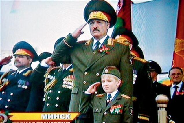 Лукашенко рассказывает Коле на ночь про Сталина и Гитлера