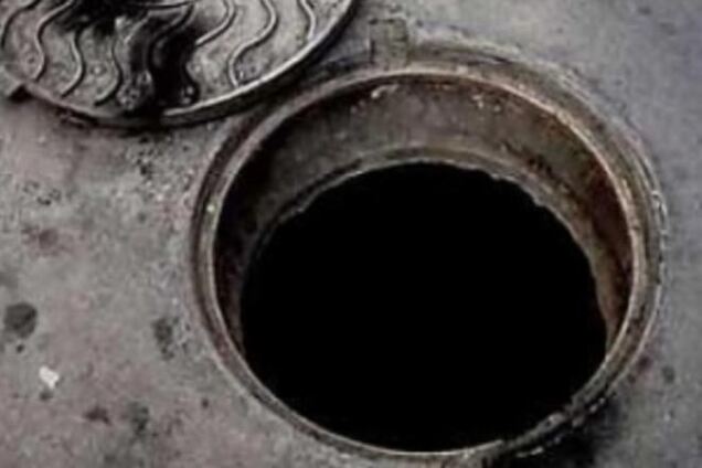 Во Львове почти сутки ищут малыша, упавшего в канализацию