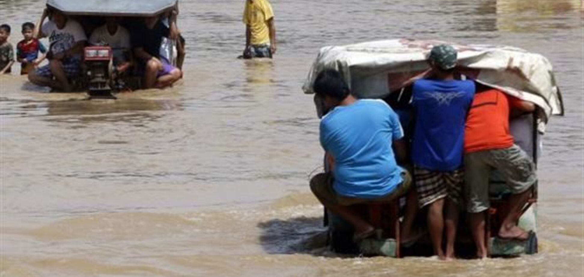 Мощный тайфун обрушился на Филиппины: есть жертвы